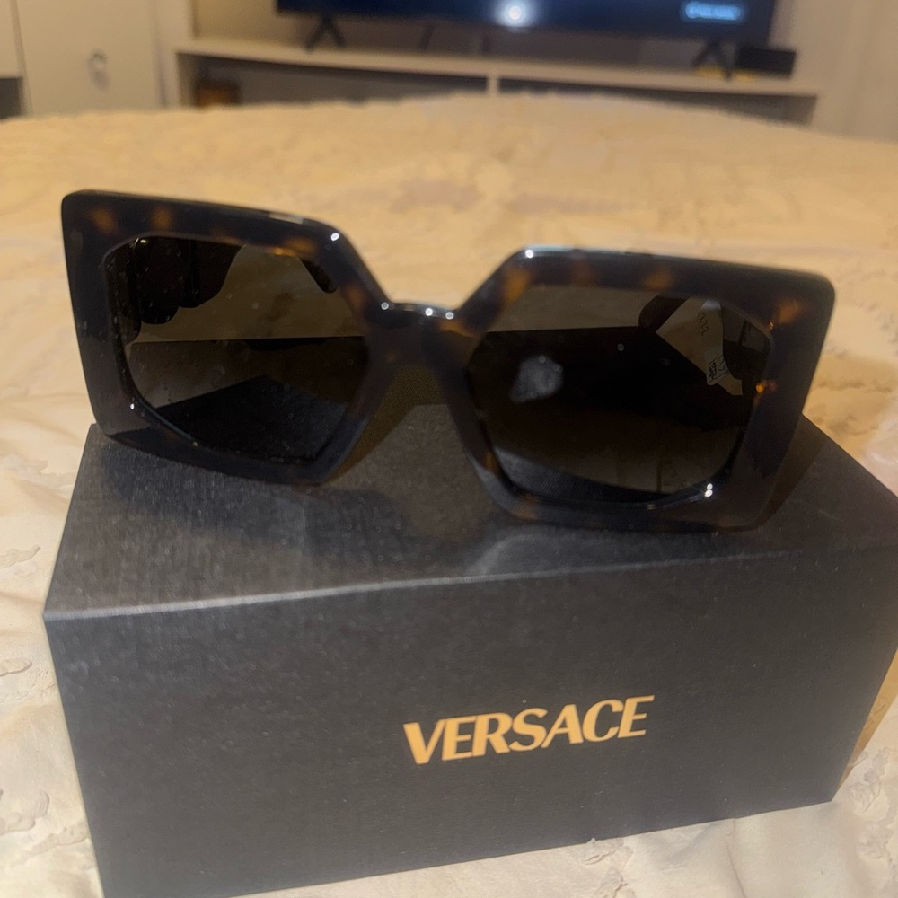 BRAND NEW !! Never worn or used ! Versace Tortoise sunglasses